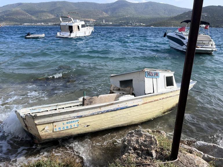 Bodrumda demirli bulunan 2 tekne, fırtına nedeniyle parçalandı