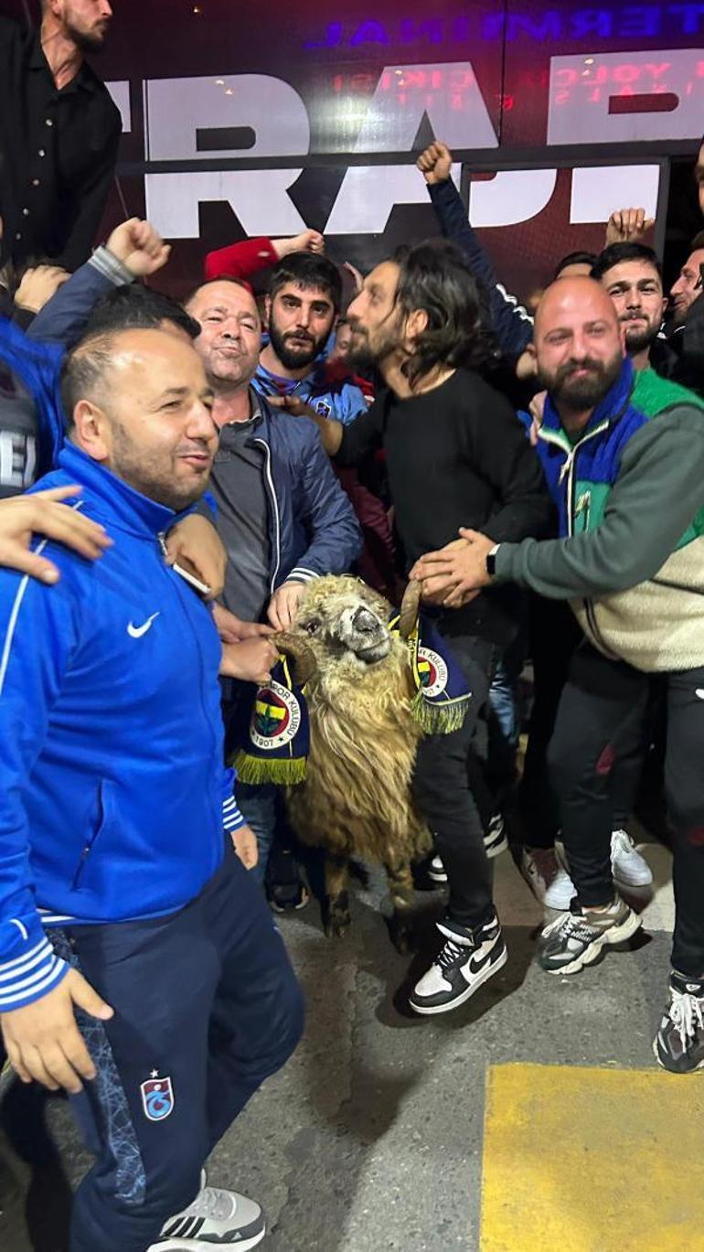 Trabzonspor kafilesine koçla karşılama