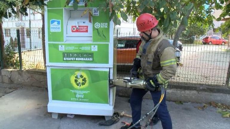 Pendikte giysi kumbarasında mahsur kalan çocuğu itfaiye kurtardı