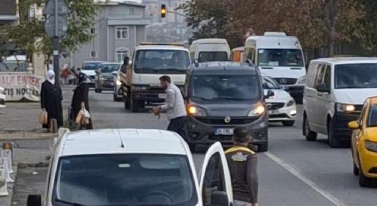 Kartalda trafiği durdurdu; yavru kediyi ezilmekten kurtardı