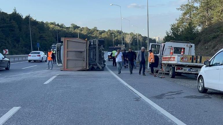 Şile Otoyolunda TIR otomobile çarptı: 2 yaralı