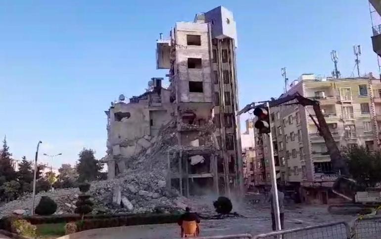Kiliste, ağır hasarlı bina yıkım sırasında çöktü