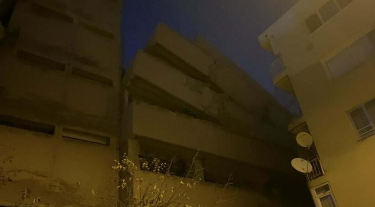 İzmirde okul binası, yıkımı sırasında bir apartmanın üzerine doğru yan yattı