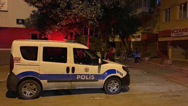 İzmirde okul binası, yıkımı sırasında bir apartmanın üzerine doğru yan yattı