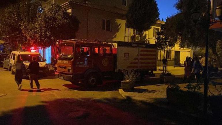 İzmirde okul binası, yıkımı sırasında bir apartmanın üzerine doğru yan yattı