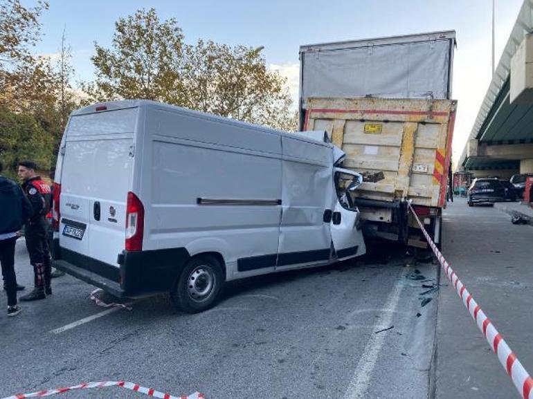 Şişlide kapalı kasa minibüs park halindeki kamyona çarptı