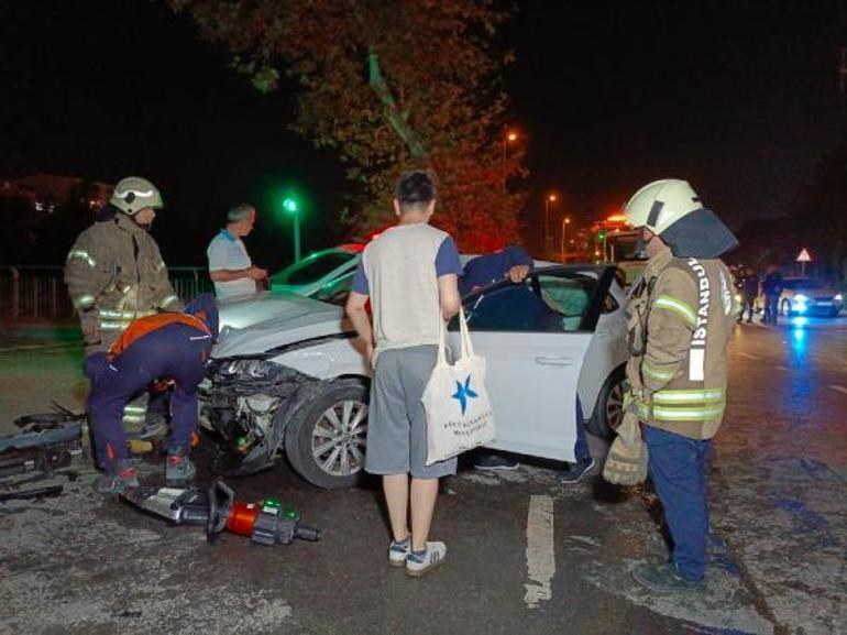 Küçükçekmecede kazaya karışan otomobillerden biri kanala düştü: 1 ağır 6 yaralı