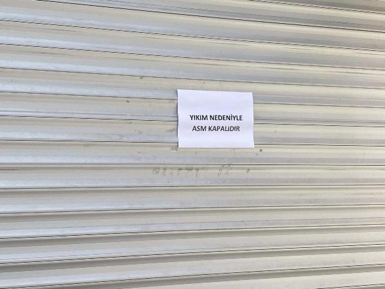 Okul binası yıkımda yan yatınca evlerinden tahliye edilenler geceyi yakınlarının yanında geçirdi