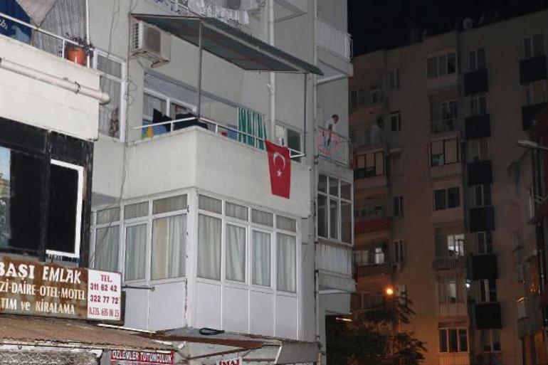 Balkona çıkıp, etrafa gösterdiği tabancayı başına dayadı; polis ikna etti