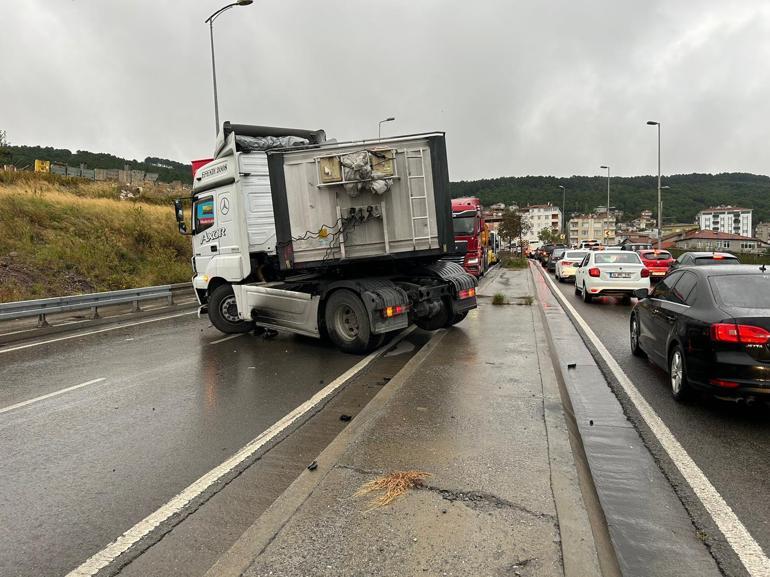 Maltepede TIR refüje çıktı: Yol trafiğe kapandı