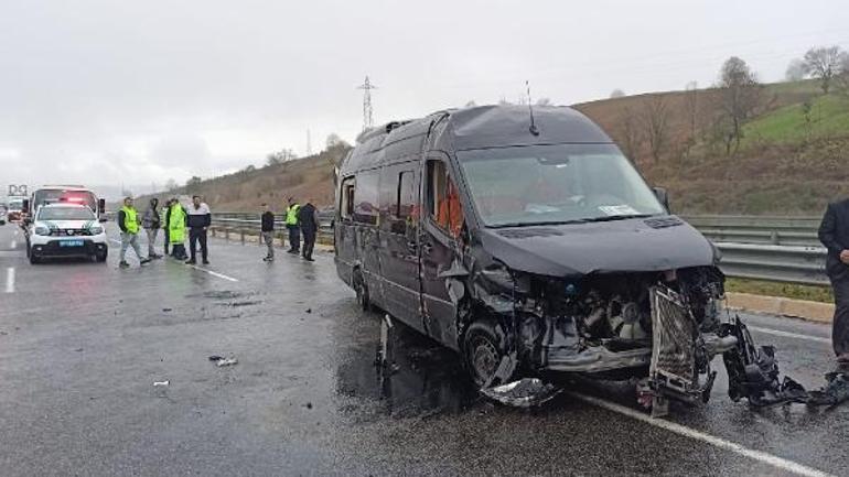 Minibüs, kayan otomobile çarptı; 5 yaralı