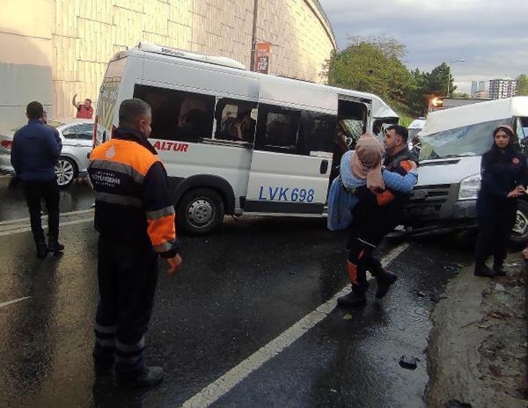 Kağıthanede servis minibüsü ile panelvan kafa kafaya çarpıştı: 1i ağır 8 kişi yaralandı
