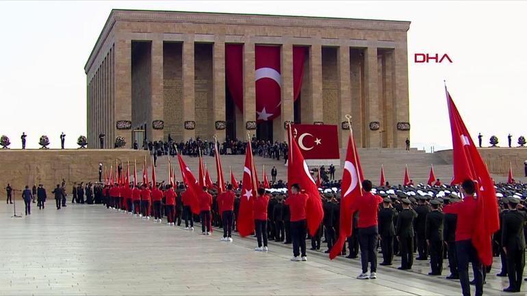 Atatürk, Anıtkabirde resmi törenle anıldı