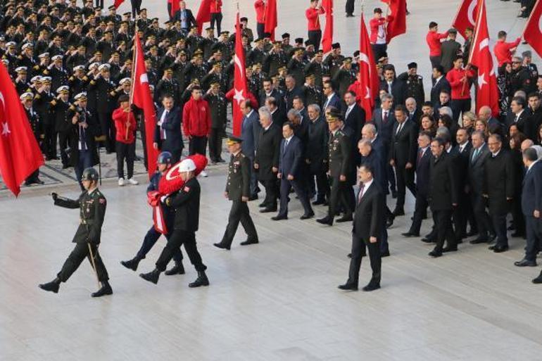 Atatürk, Anıtkabirde resmi törenle anıldı