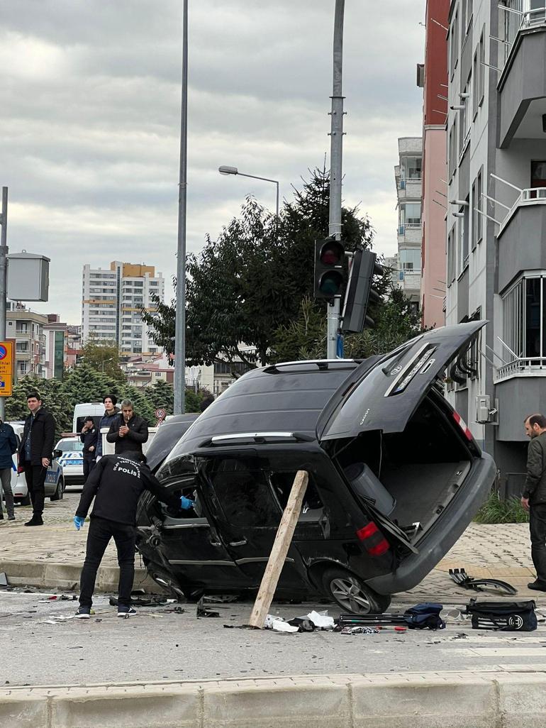 Sivil polis aracıyla hafif ticari araç çarpıştı; 2si ağır, 4 yaralı