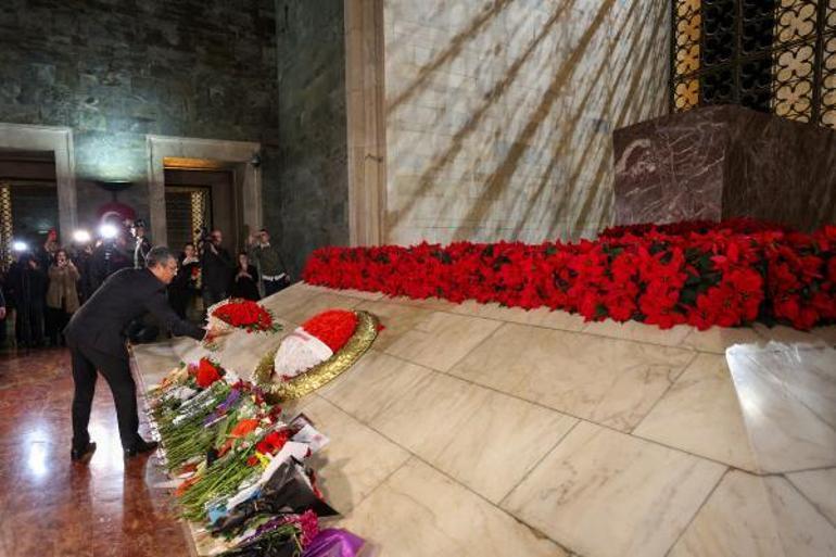 Özgür Özel, Ataya Saygı Zincirine katılıp, Anıtkabiri ziyaret etti