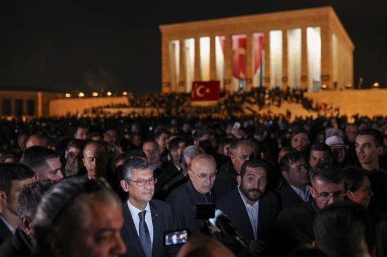 Özgür Özel, Ataya Saygı Zincirine katılıp, Anıtkabiri ziyaret etti