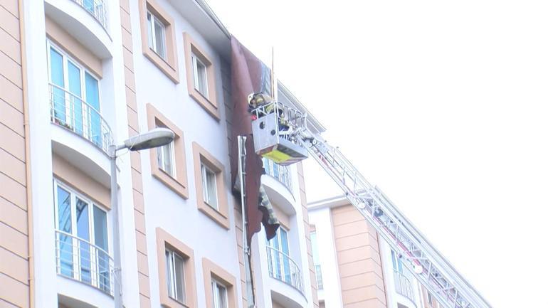 Küçükçekmecede kaldırımda yürürken çatıdan kopan parça başına düştü