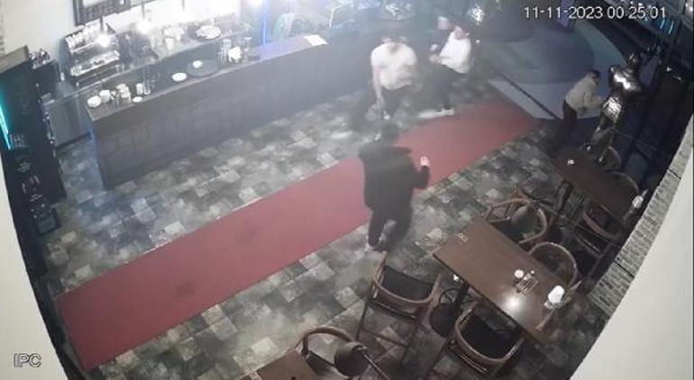 Konserde rahatsızlık verdiği için dışarı çıkarılınca mekana ateş açmış