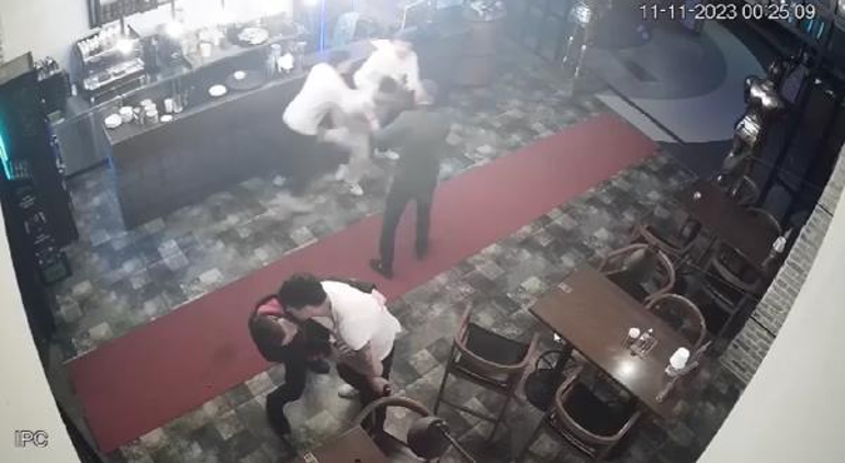 Konserde rahatsızlık verdiği için dışarı çıkarılınca mekana ateş açmış