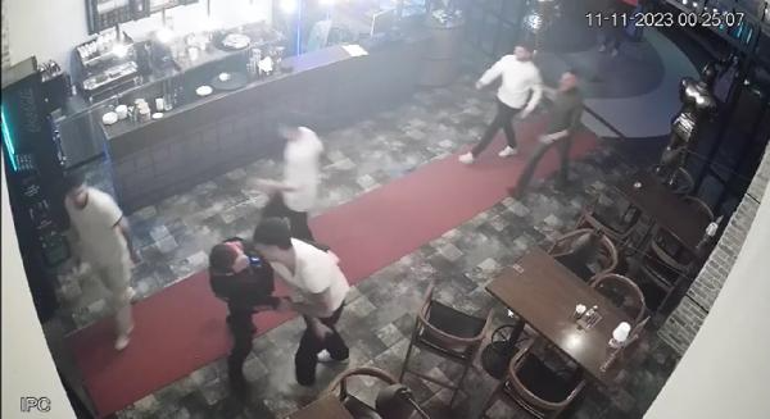 Konserde rahatsızlık verdiği için dışarı çıkarılınca mekana ateş açmış