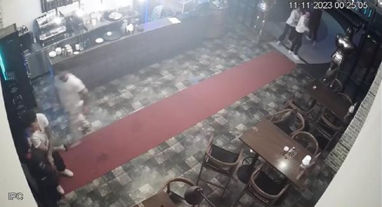 Konserde rahatsızlık verdiği için dışarı çıkarılınca mekana ateş açmış