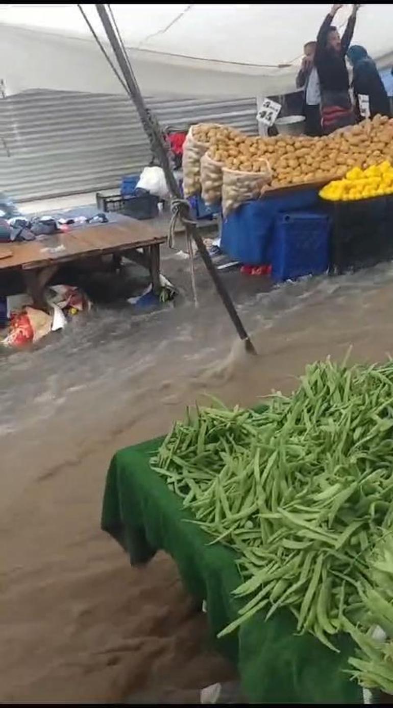 Gaziosmanpaşada sağanak yağış: Pazar yerini su bastı