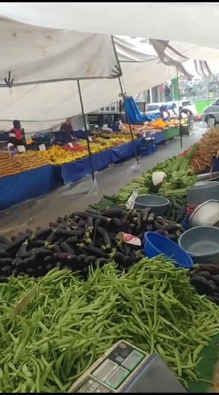 Gaziosmanpaşada sağanak yağış: Pazar yerini su bastı