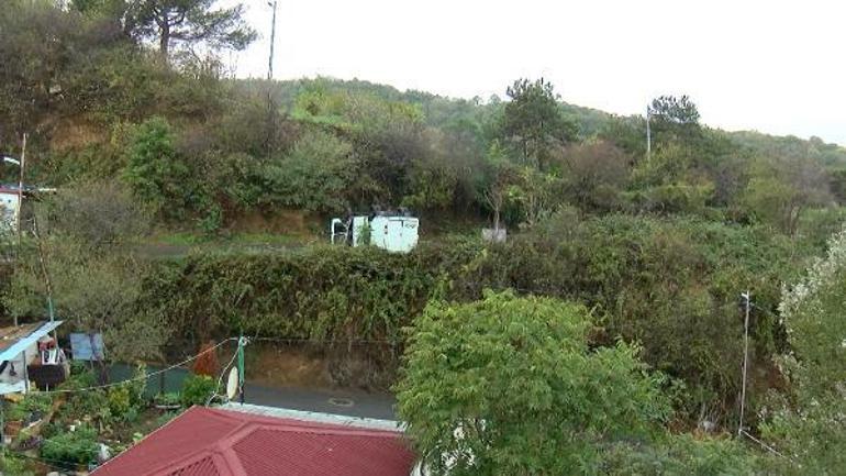 Sarıyerde yağmurda kayan minibüs alt sokağa uçtu