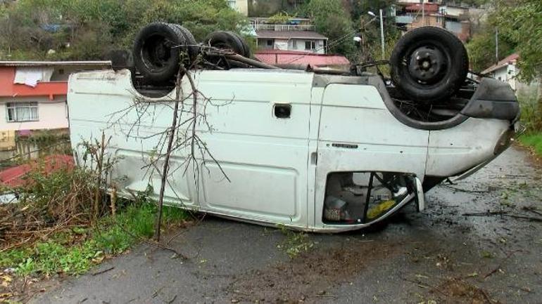 Sarıyerde yağmurda kayan minibüs alt sokağa uçtu