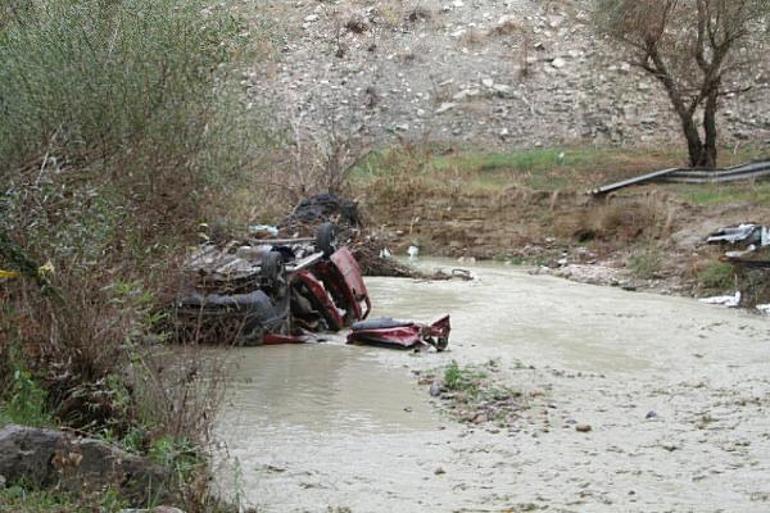 Hafif ticari araç Gediz Nehrine uçtu: 3 ölü