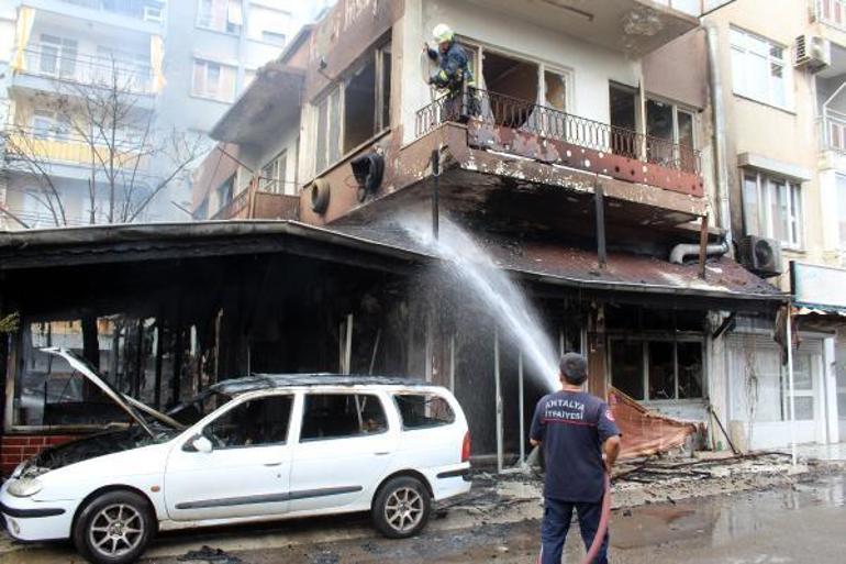 Atıl restoran ile önüne park edilen otomobil yandı