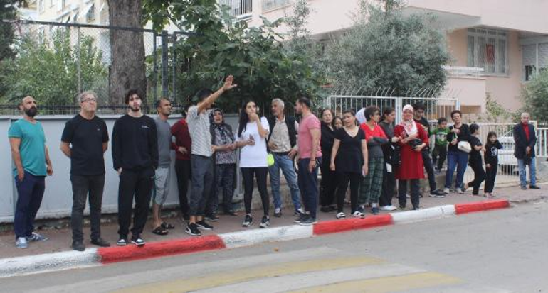 Atıl restoran ile önüne park edilen otomobil yandı