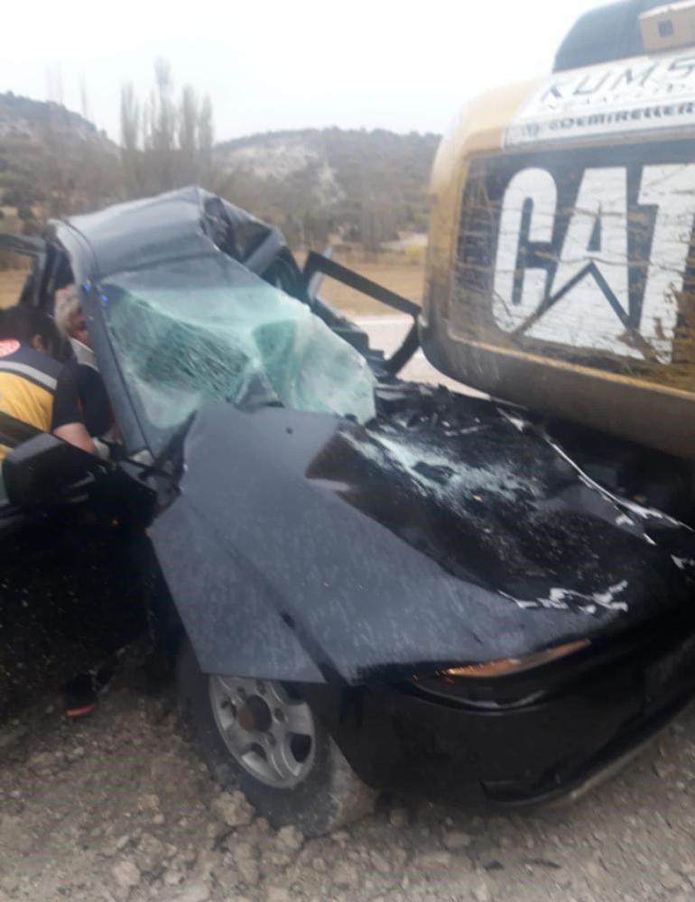 Eskişehirde ekskavatöre çarpan kamyonetteki baba-kız öldü