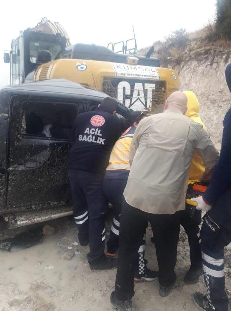 Eskişehirde ekskavatöre çarpan kamyonetteki baba-kız öldü