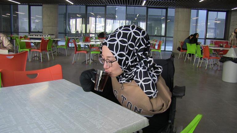 Doğuştan kolları olmayan Resim öğrencisi Ayşenin protez mücadelesi