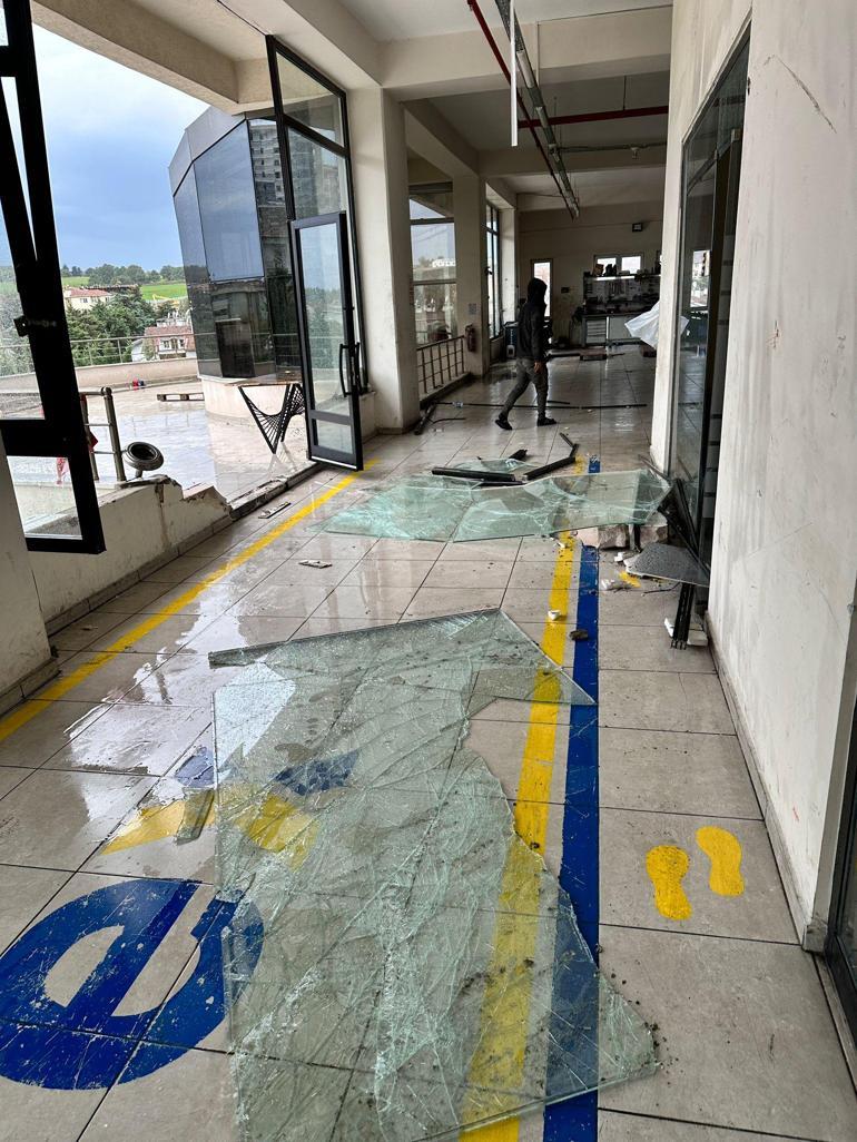 Küçükçekmecede fırtına camı çerçevi indirdi, çalışanı böyle savurdu