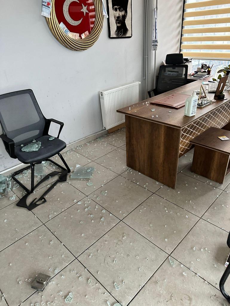 Küçükçekmecede fırtına camı çerçevi indirdi, çalışanı böyle savurdu