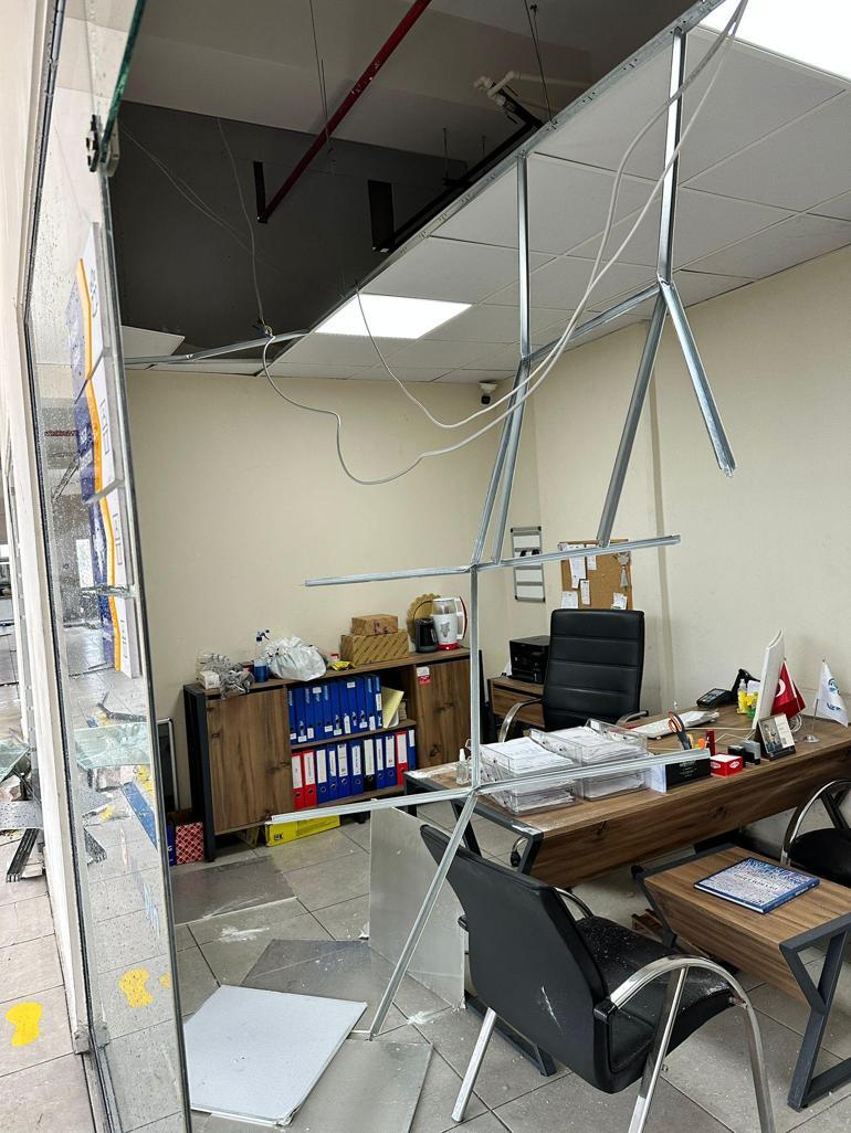 Küçükçekmecede fırtına camı çerçevi indirdi, çalışanı böyle savurdu