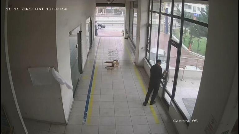 Küçükçekmecede fırtına camı çerçevi indirdi, çalışanı böyle savurdu