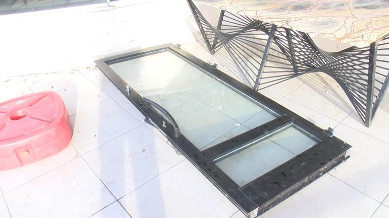 Küçükçekmecede fırtına camı çerçevi indirdi, çalışanı böyle savurdu