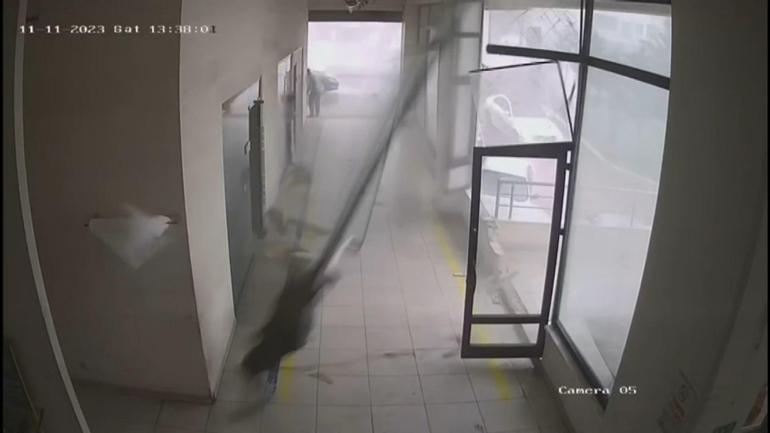 Küçükçekmecede fırtına camı çerçevi indirdi, çalışanı böyle savurdu