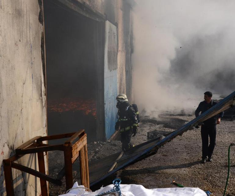 Antalyada plastik fabrikası alev alev yandı