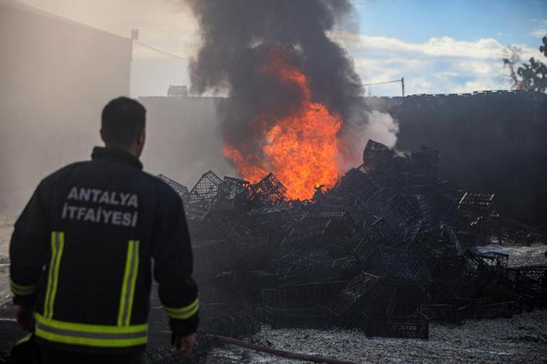 Antalyada plastik fabrikası alev alev yandı