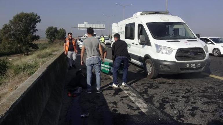 Otoyolda ters şeritte giden hafif ticari araç, otomobille çarpıştı; 3 ölü