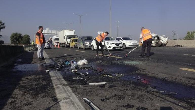 Otoyolda ters şeritte giden hafif ticari araç, otomobille çarpıştı; 3 ölü