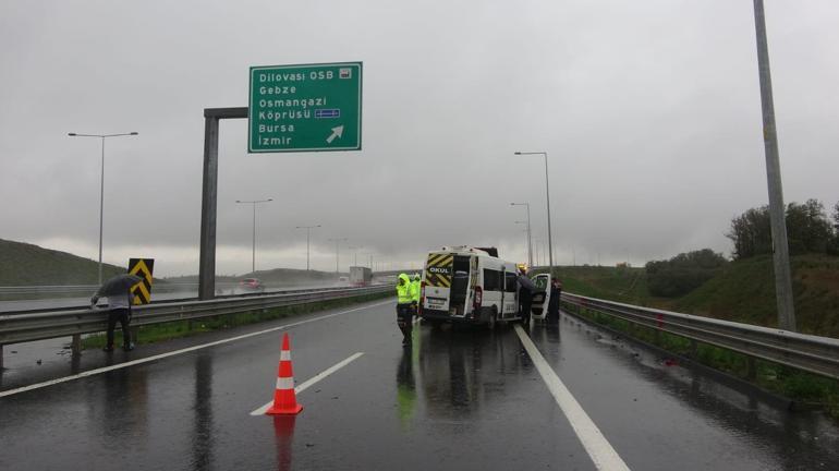 Otoyolda işçi servisi ile taksi çarpıştı: 13 yaralı