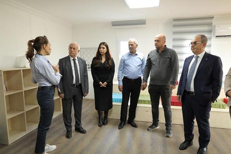 Akkök Holding, İskenderun’daki depremzedelere destek merkezi açtı