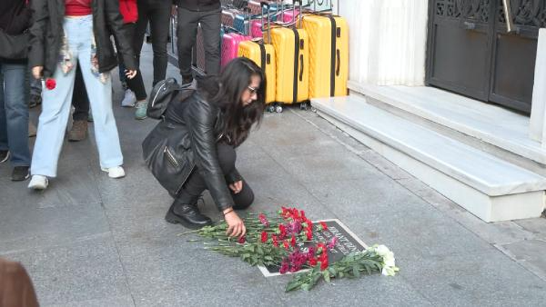 Sebat Apartmanı önüne Hrant Dink için karanfil bıraktılar