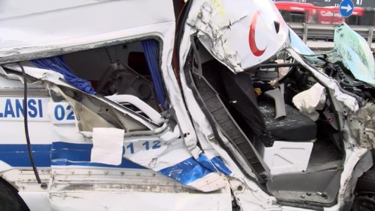 Avcılarda ambulans İETT otobüsü ve otomobile çarptı